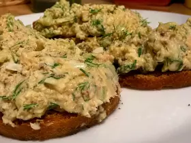 Салат с сардинами, сыром и яйцом на гренках