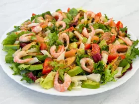 Салат с морепродуктами и авокадо