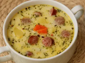 Сливочный суп с копчеными колбасками
