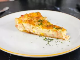 Крабовый пирог на слоеном тесте с кукурузой