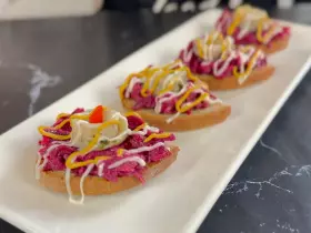 Бутерброды с селедкой и свеклой