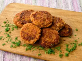 Котлеты из красной рыбы с укропом