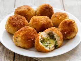 Куриные котлеты с сыром и маслом внутри