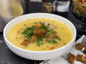 Гороховый суп-пюре с копчеными ребрышками