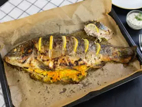 Карп в духовке со сметаной и овощами