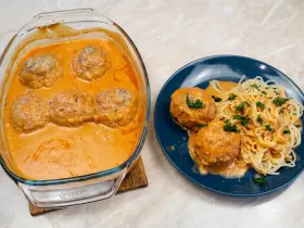 Мясные колобки в томатно-сметанной заливке в духовке