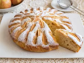 Пышная шарлотка с яблоками без яиц