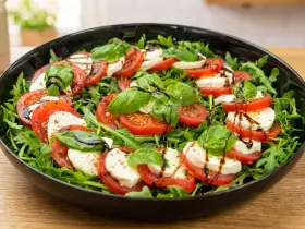Салат Капрезе с рукколой и медово-лимонной заправкой