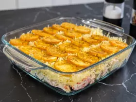 Салат с копченой курицей, овощами и сухариками