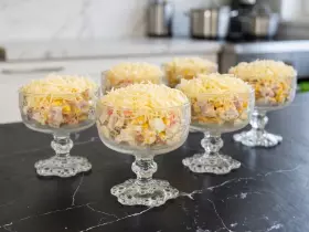 Салат с крабовыми палочками, ветчиной и сыром