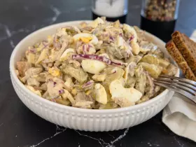 Салат с отварной печенью и маринованными огурцами