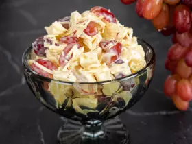 Салат с сыром, виноградом и ананасом