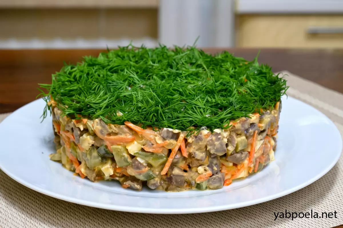 Печеночный салат с огурцом и морковью