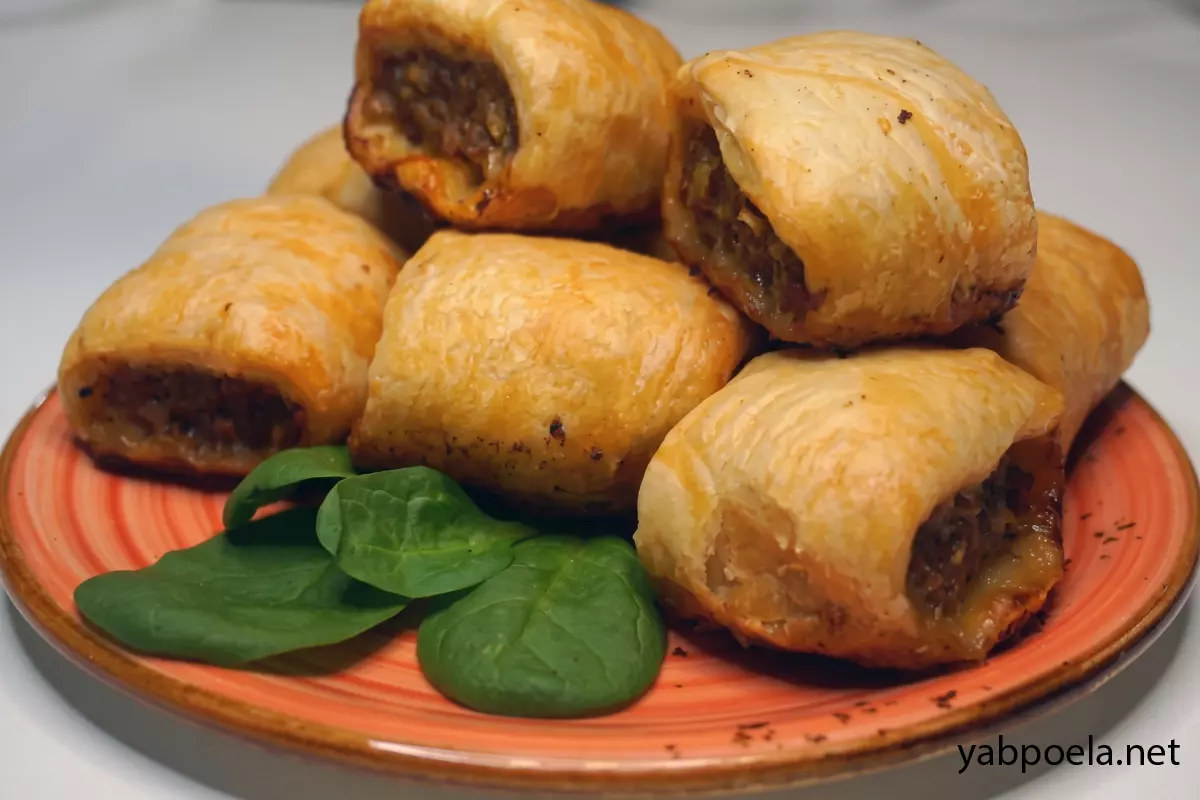 Пирожки с мясом из слоеного теста