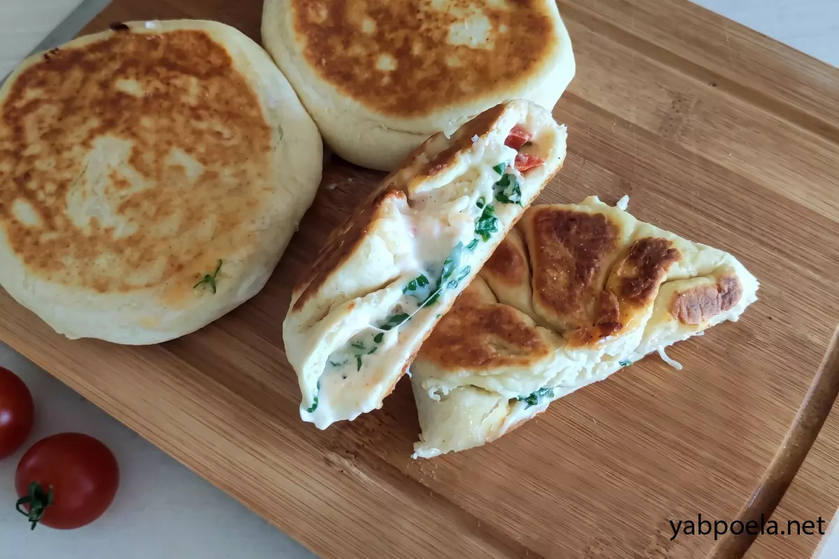 Пирожки с сыром и помидорами