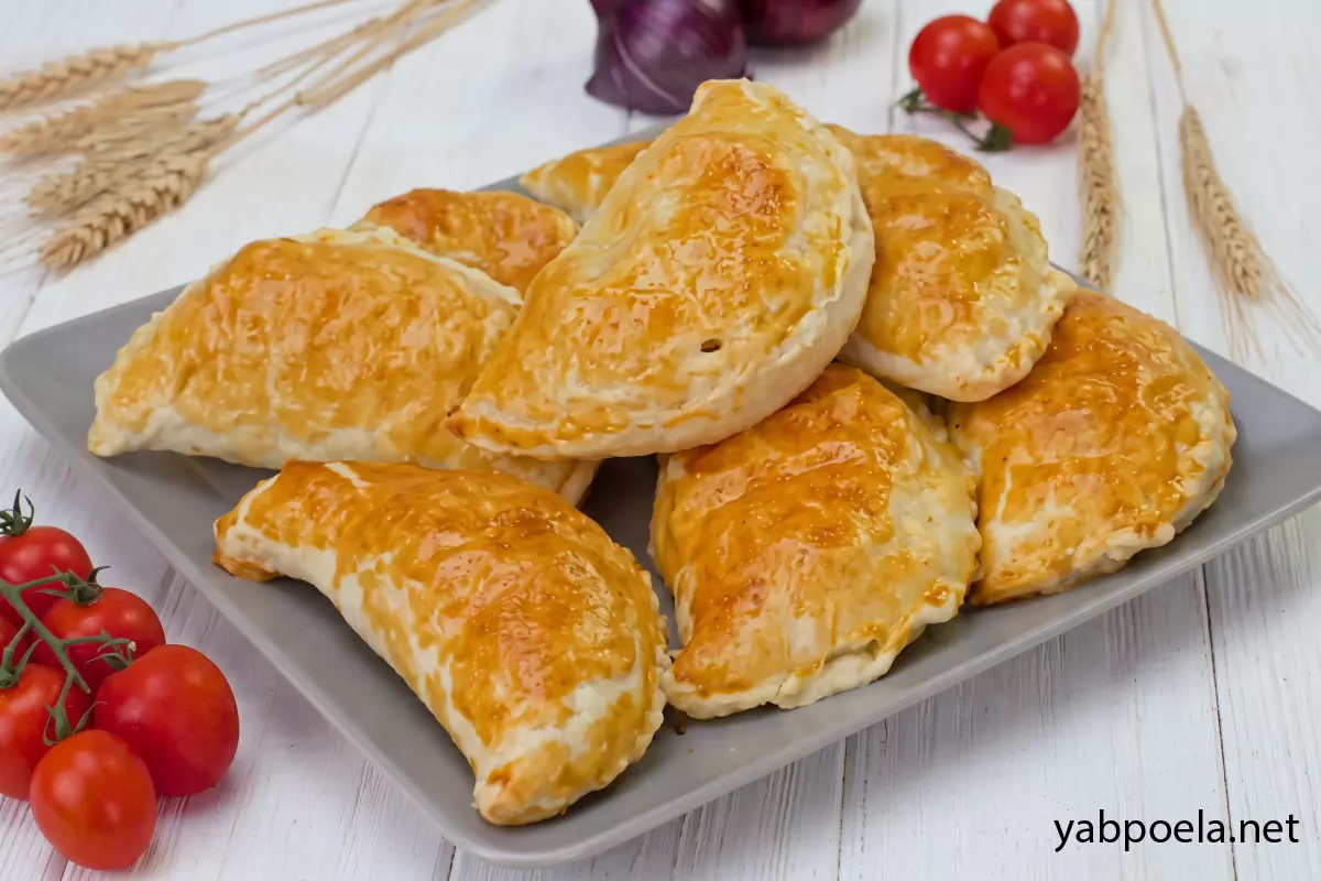 Слоеные пирожки с курицей