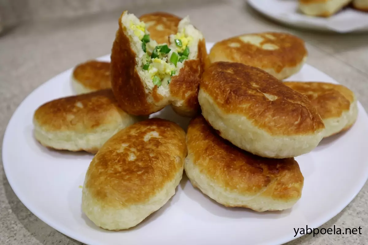 Пирожки с зеленым луком и яйцом