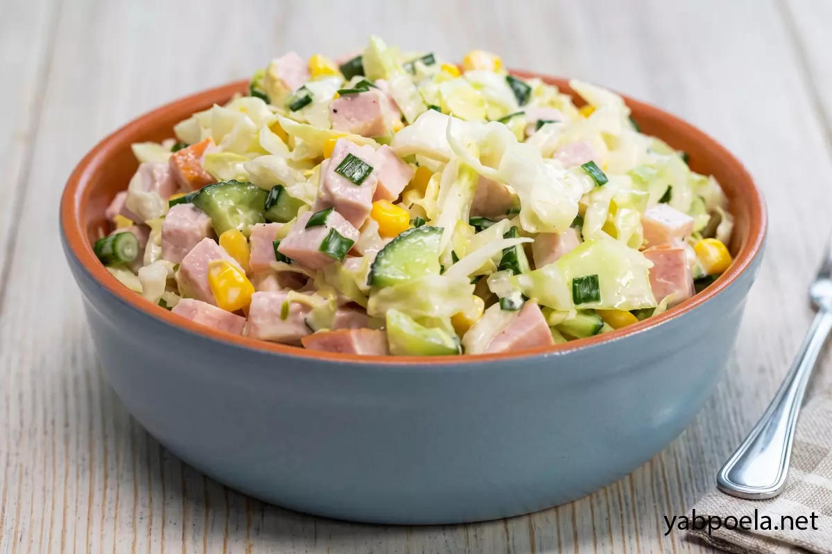 Салат из капусты с кукурузой и ветчиной