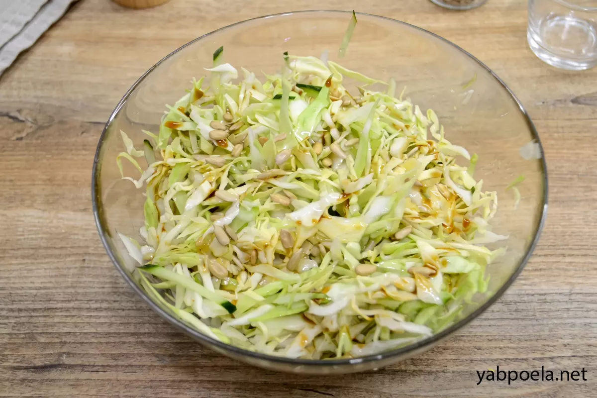 Салат из капусты с огурцом и семечками