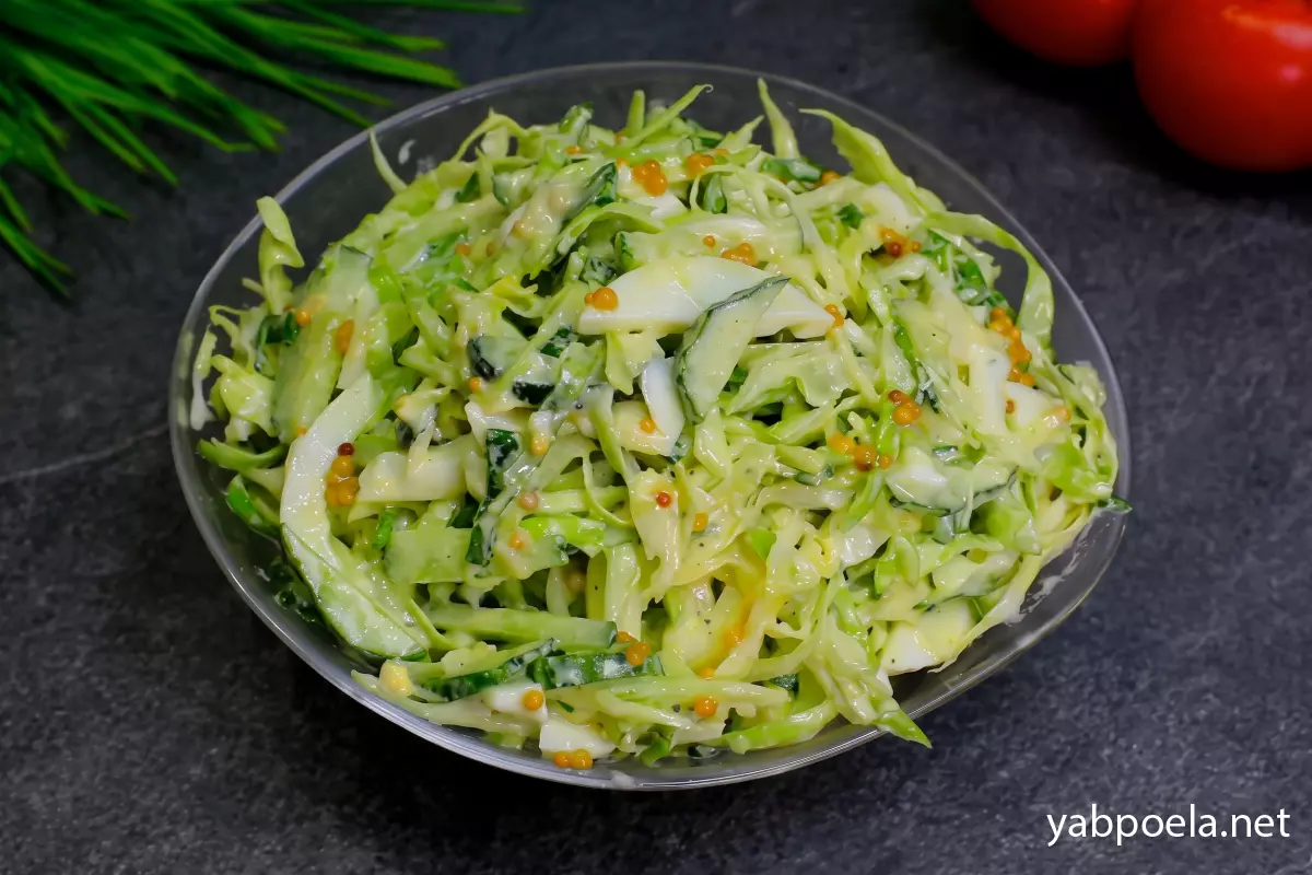 Салат из молодой капусты с яйцами