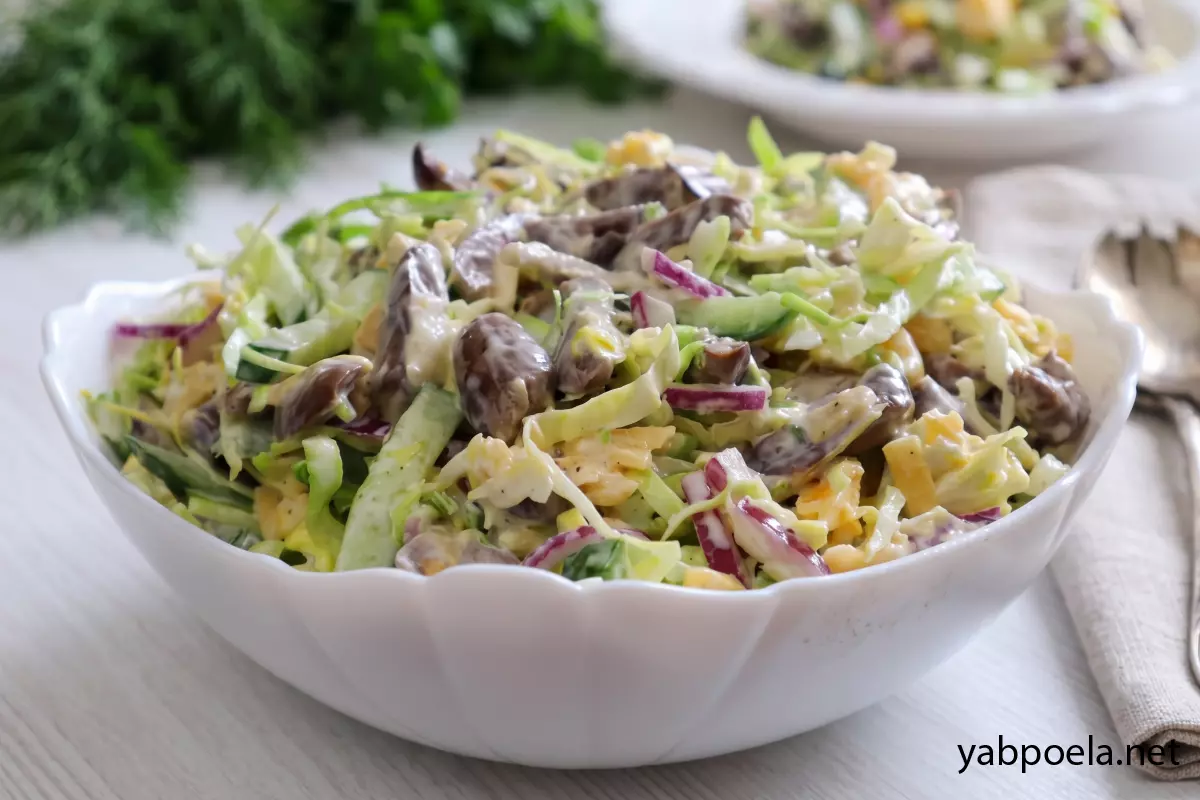 Салат с куриными сердечками и капустой