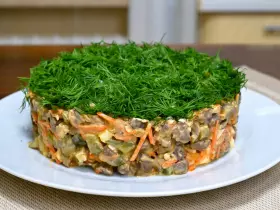 Печеночный салат с огурцом и морковью