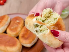Пирожки с картошкой, луком и зеленью