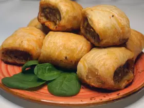Пирожки с мясом из слоеного теста