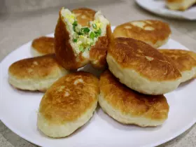 Пирожки с зеленым луком и яйцом
