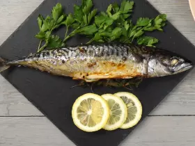 Скумбрия с лимоном в духовке