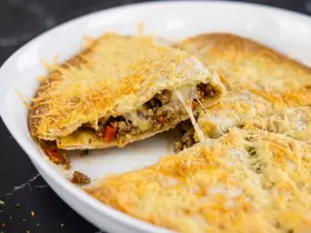 Хрустящие конвертики из лаваша с мясным фаршем и овощами