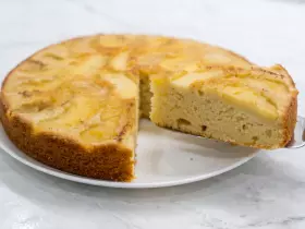 Мягкий яблочный пирог на молоке со сливочным маслом