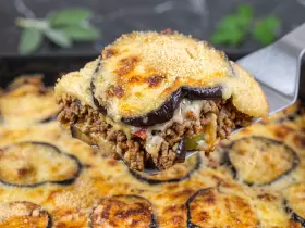 Мусака по-гречески с картофелем, баклажанами и соусом бешамель