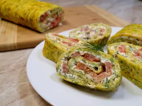 Нежный кабачковый рулет с сыром и помидорами