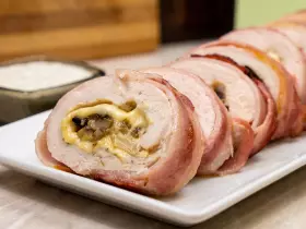 Праздничный куриный рулет в беконе с грибами и сыром