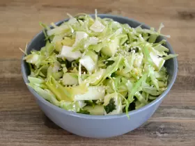 Салат из капусты с яблоком и брынзой