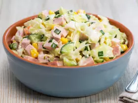 Салат из капусты с кукурузой и ветчиной