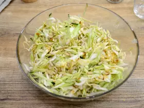 Салат из капусты с огурцом и семечками