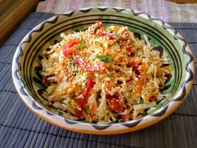 Салат из капусты с перцем и кунжутом