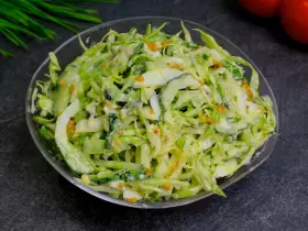 Салат из молодой капусты с яйцами