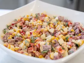 Салат с колбасой, кукурузой и сладким перцем