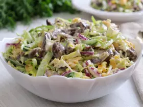 Салат с куриными сердечками и капустой