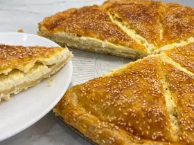 Слоеный пирог с творогом и брынзой