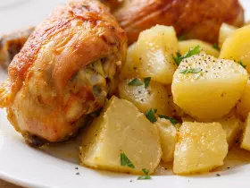 Сочная курица с картофелем в духовке