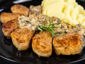 Свиные медальоны с грибным соусом и картофельным пюре