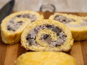 Сырный рулет с курицей и грибами