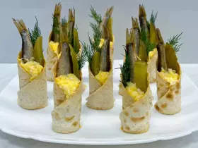 Закуска со шпротами и сыром в лаваше