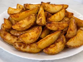Запеченный картофель дольками в духовке