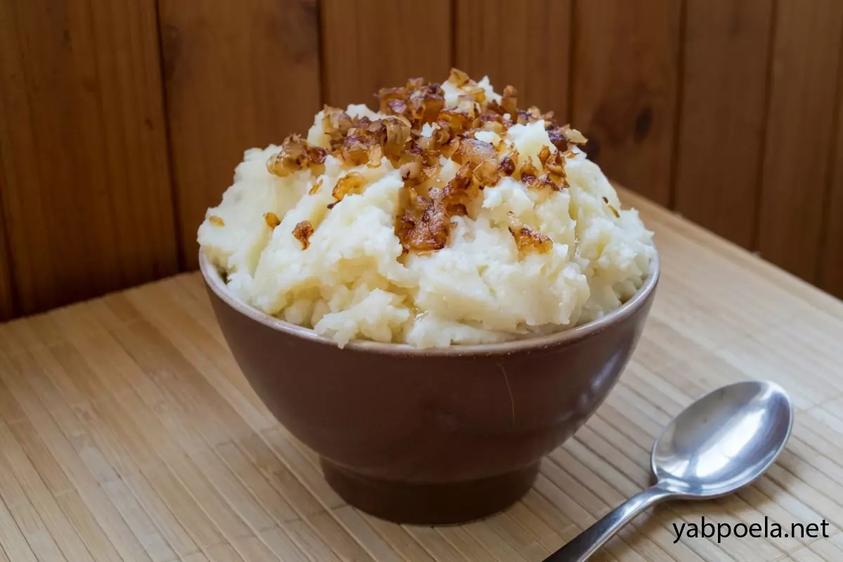 Картофельное пюре с сыром и жареным луком