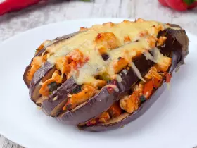 Баклажан запеченный с курицей и овощами